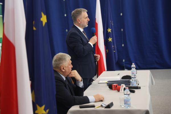 Marek Woźniak Marszałek Województwa Wielkopolskiego podczas dzisiejszej wizyty w Miejskiej Górce podpisał umowy na dofinansowanie unijne z Wielkopolskiego Regionalnego Programu Operacyjnego na lata 2014-2020 (WRPO 2014) w wysokości blisko 8 mln złotych. - kliknij aby powiększyć