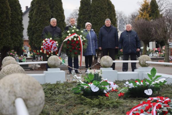 Marszałek wraz z Burmistrzem Miejskiej Górki oraz Wójtem Pakosławia złożyli także kwiaty na mogile Powstańców Wielkopolskich na Cmentarzu Parafialnym w Miejskiej Górce.- kliknij aby powiększyć
