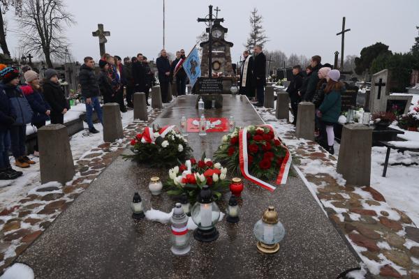 Złożenie kwiatów w Brdowie na mogile Powstańców Styczniowych- kliknij aby powiększyć