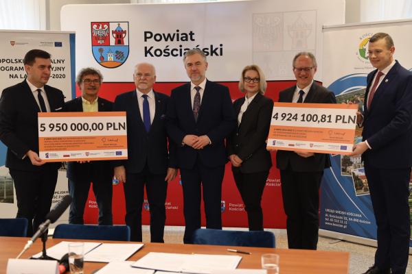 W środę 1 lutego Marek Woźniak Marszałek Województwa Wielkopolskiego w Kościanie podpisał dwie umowy na dofinansowanie z Wielkopolskiego Regionalnego Programu Operacyjnego 2014-2020. - kliknij aby powiększyć