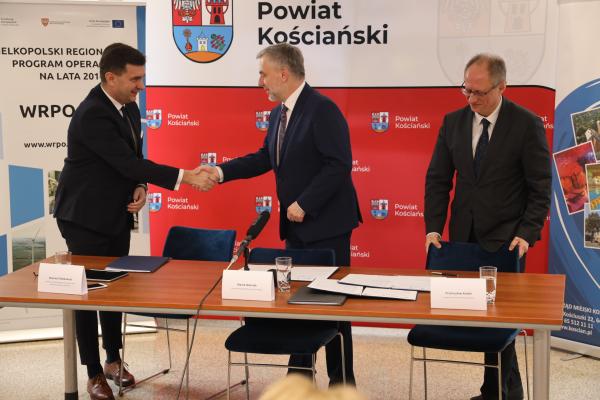 W środę 1 lutego Marek Woźniak Marszałek Województwa Wielkopolskiego w Kościanie podpisał dwie umowy na dofinansowanie z Wielkopolskiego Regionalnego Programu Operacyjnego 2014-2020. - kliknij aby powiększyć