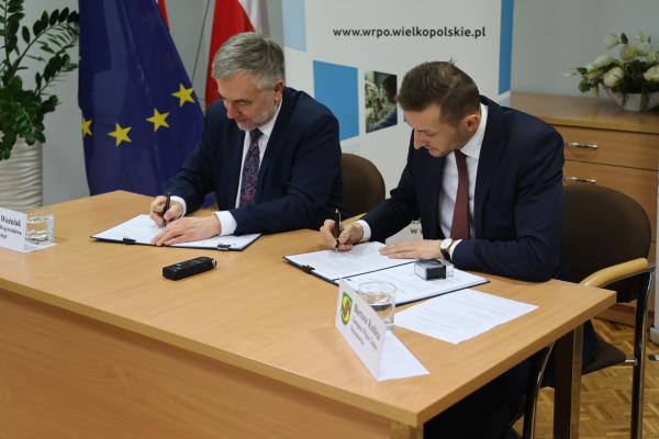 Marszałek Marek Woźniak podpisuje umowę w Sieroszowicach- kliknij aby powiększyć
