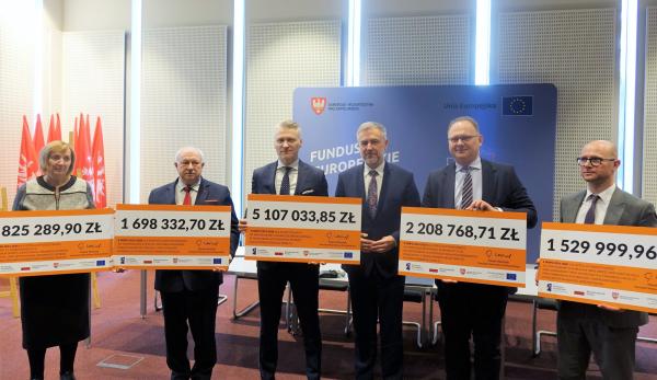 114 mln zł pocovidowych środków unijnych dla szpitali powiatowych w Słupcy Śremie Nowym Tomyślu Międzychodzie i Puszczykowie. Marszałek podpisał umowy  - kliknij aby powiększyć