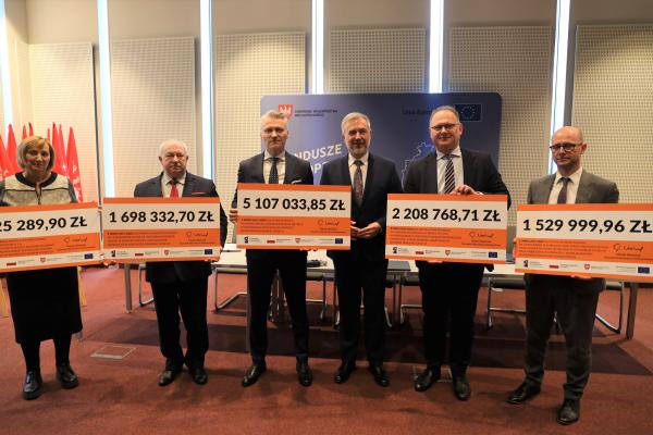 114 mln zł pocovidowych środków unijnych dla szpitali powiatowych w Słupcy Śremie Nowym Tomyślu Międzychodzie i Puszczykowie. Marszałek podpisał umowy  - kliknij aby powiększyć