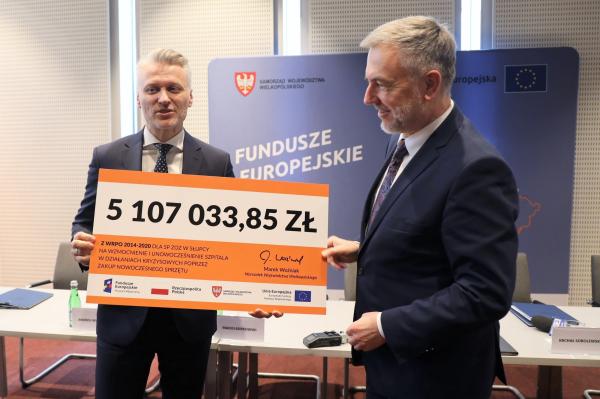 11,4 mln zł pocovidowych środków unijnych dla szpitali powiatowych w Słupcy, Śremie, Nowym Tomyślu, Międzychodzie i Puszczykowie. Marszałek podpisał umowy  - kliknij aby powiększyć