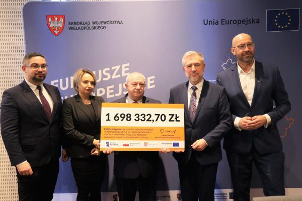 114 mln zł pocovidowych środków unijnych dla szpitali powiatowych w Słupcy Śremie Nowym Tomyślu Międzychodzie i Puszczykowie. Marszałek podpisał umowy  - kliknij aby powiększyć