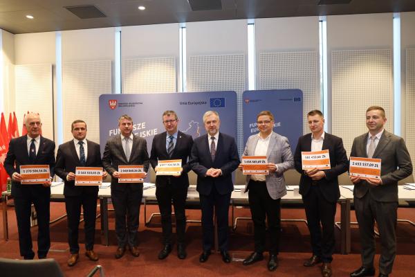 Włodarze wielkopolskich gmin z Marszałkiem Markiem Woźniakiem- kliknij aby powiększyć