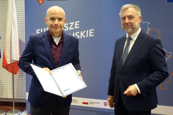 Inauguracyjne posiedzenie Komitetu Monitorującego które odbyło się 1 marca w Urzędzie Marszałkowskim w Poznaniu pod przewodnictwem marszałka Marka Woźniaka było okazją do uroczystego wręczenia członkom i członkiniom aktów powołania- kliknij aby powiększyć