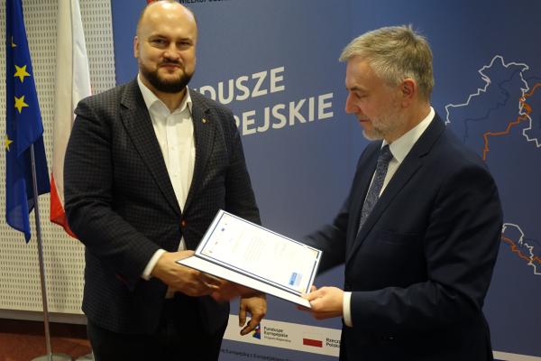 Inauguracyjne posiedzenie Komitetu Monitorującego które odbyło się 1 marca w Urzędzie Marszałkowskim w Poznaniu pod przewodnictwem marszałka Marka Woźniaka było okazją do uroczystego wręczenia członkom i członkiniom aktów powołania- kliknij aby powiększyć