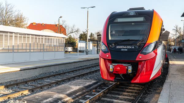 Pociąg przy peronie w Grodzisku Wielkopolskim w tle zmodernizowany peron_fot. Anna Hampel- kliknij aby powiększyć