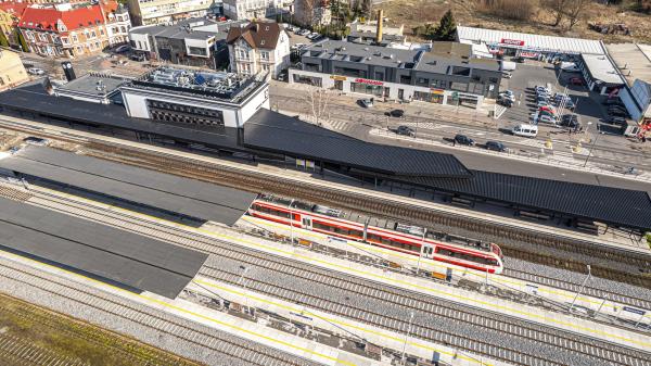 Stacja Wolsztyn widziana z góry pociąg przy peronie_fot.Anna Hampel- kliknij aby powiększyć