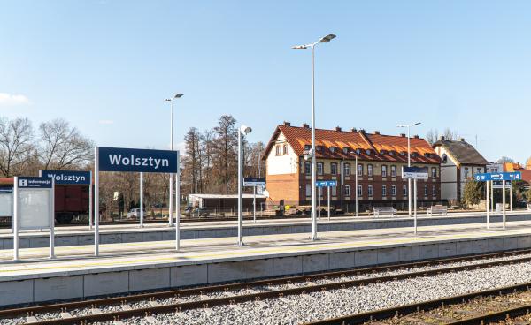 Tablica z nazwą stacji na nowym peronie w Wolsztynie_fot.Anna Hampel- kliknij aby powiększyć