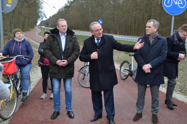 Wicemarszałek Wojciech Jankowiak dokonał oficjalnego otwarcia ścieżki rowerowej przy drodze wojewódzkiej nr 241 pomiędzy Wągrowcem i wsią Pokrzywnica. - kliknij aby powiększyć