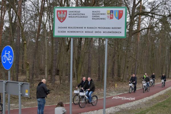 Wicemarszałek Wojciech Jankowiak dokonał oficjalnego otwarcia ścieżki rowerowej przy drodze wojewódzkiej nr 241 pomiędzy Wągrowcem i wsią Pokrzywnica. - kliknij aby powiększyć