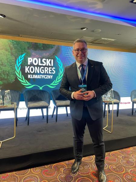 Podczas Polskiego Kongresu Klimatycznego 2023 który odbył się w Warszawie 16 i 17 marca 2023 r. Jacek Bogusławski Członek Zarządu Województwa Wielkopolskiego i jednocześnie Przewodniczący Wielkopolskiej Platformy Wodorowej odebrał nagrodę Lidera Transformacji Energetycznej dla Urzędu Marszałkowskiego Województwa Wielkopolskiego za zainicjowanie i organizację konferencji Wielkopolska Dolina Wodorowa – Edukacja dla Wodoru. - kliknij aby powiększyć