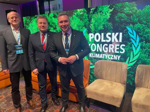 Podczas Polskiego Kongresu Klimatycznego 2023 który odbył się w Warszawie 16 i 17 marca 2023 r. Jacek Bogusławski Członek Zarządu Województwa Wielkopolskiego i jednocześnie Przewodniczący Wielkopolskiej Platformy Wodorowej odebrał nagrodę Lidera Transformacji Energetycznej dla Urzędu Marszałkowskiego Województwa Wielkopolskiego za zainicjowanie i organizację konferencji Wielkopolska Dolina Wodorowa – Edukacja dla Wodoru. - kliknij aby powiększyć