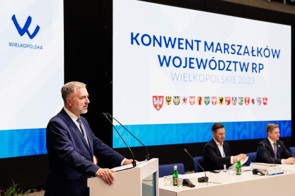 We wtorek 21 marca w Poznaniu rozpoczęło się pierwsze posiedzenie Konwentu Marszałków Województw RP pod przewodnictwem Wielkopolski. Obrady prowadzi Marek Woźniak Marszałek Województwa Wielkopolskiego i Przewodniczący Konwentu Marszałków RP- kliknij aby powiększyć