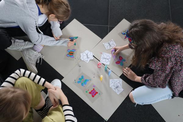 We wtorek 21 marca w Urzędzie Marszałkowskim w Poznaniu uczniowie z wielkopolskich szkół malowali motyle promujące idee opieki paliatywnej hospicyjnej oraz pomagania i wolontariatu. To wszystko w ramach Motylego wolontariatu który co roku organizuje Hospicjum Palium w pierwszy dzień wiosny.- kliknij aby powiększyć