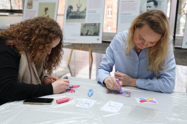 We wtorek 21 marca w Urzędzie Marszałkowskim w Poznaniu uczniowie z wielkopolskich szkół malowali motyle promujące idee opieki paliatywnej hospicyjnej oraz pomagania i wolontariatu. To wszystko w ramach Motylego wolontariatu który co roku organizuje Hospicjum Palium w pierwszy dzień wiosny.- kliknij aby powiększyć