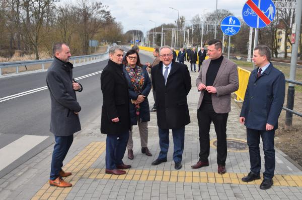 Wicemarszałek Wojciech Jankowiak wraz z władzami powiatu szamotulskiego oraz Szamotuł na wizytacji inwestycji łącznika- kliknij aby powiększyć
