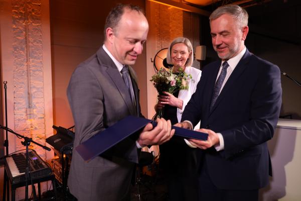 W Wielkopolski Dzień Bibliotekarza i Bibliotek nasza marszałkowska Wojewódzka Biblioteka Publiczna i Centrum Animacji Kultury w Poznaniu świętowała swoje 75-urodziny. Podczas uroczystości wręczono nagrody i odznaki zasłużonym bibliotekom i bibliotekarzom. W wydarzeniu wziął udział Marszałek Marek Woźniak.- kliknij aby powiększyć