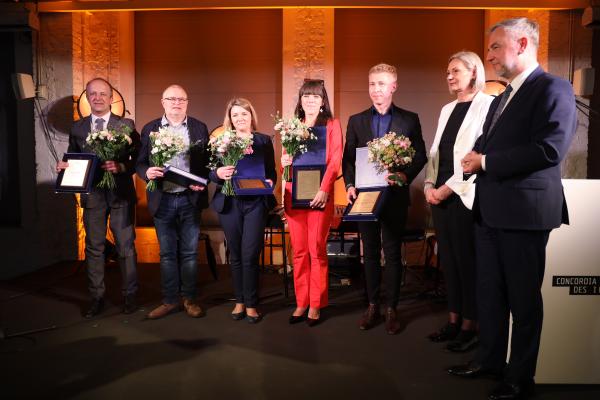 W Wielkopolski Dzień Bibliotekarza i Bibliotek nasza marszałkowska Wojewódzka Biblioteka Publiczna i Centrum Animacji Kultury w Poznaniu świętowała swoje 75-urodziny. Podczas uroczystości wręczono nagrody i odznaki zasłużonym bibliotekom i bibliotekarzom. W wydarzeniu wziął udział Marszałek Marek Woźniak.- kliknij aby powiększyć