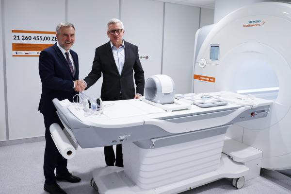 W otwarciu nowej Pracowni 3-Teslowego Rezonansu Magnetycznego w piątek 26 maja wziął udział Marszałek Marek Woźniak- kliknij aby powiększyć