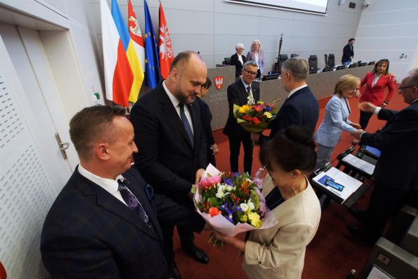 Podczas poniedziałkowej Sesji Sejmiku Województwa Wielkopolskiego Radni udzielili absolutorium Zarządowi Województwa Wielkopolskiego za wykonanie budżetu w 2022 roku. Za było 22 radnych a 9 głosowało przeciw.- kliknij aby powiększyć