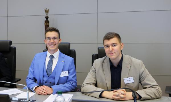 Przewodniczący Młodzieżowego Sejmiku Województwa Wielkopolskiego Mateusz Siuda i Wiceprzewodniczący Perdo Ćwikliński.- kliknij aby powiększyć