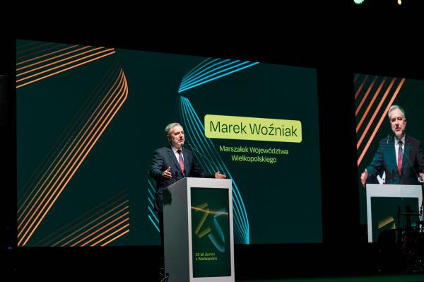 Z okazji jubileuszu 25-lecia istnienia Samorządu Województwa Wielkopolskiego w poniedziałek 5 czerwca na terenie Międzynarodowych Targów Poznańskich odbyła się uroczysta gala Dumni z Wielkopolski na którą zostali zaproszeni samorządowcy z całego regionu- kliknij aby powiększyć