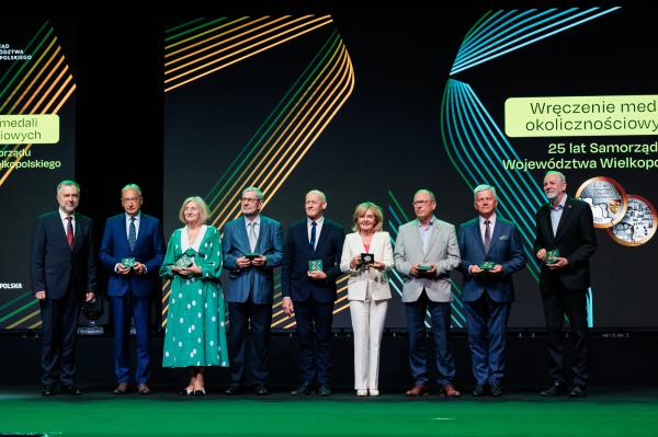 Z okazji jubileuszu 25-lecia istnienia Samorządu Województwa Wielkopolskiego w poniedziałek 5 czerwca na terenie Międzynarodowych Targów Poznańskich odbyła się uroczysta gala Dumni z Wielkopolski na którą zostali zaproszeni samorządowcy z całego regionu- kliknij aby powiększyć