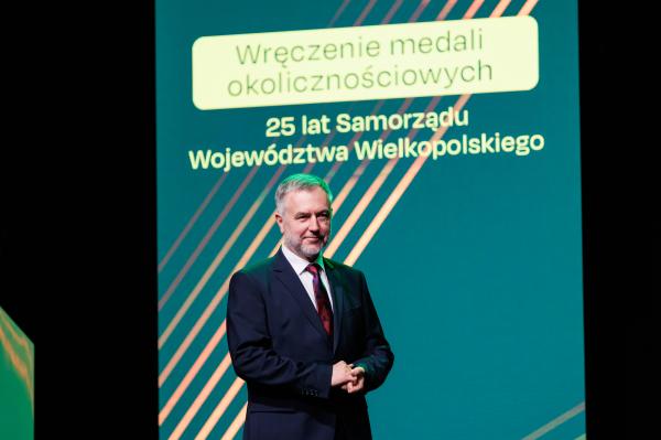 Z okazji jubileuszu 25-lecia istnienia Samorządu Województwa Wielkopolskiego w poniedziałek 5 czerwca na terenie Międzynarodowych Targów Poznańskich odbyła się uroczysta gala Dumni z Wielkopolski na którą zostali zaproszeni samorządowcy z całego regionu- kliknij aby powiększyć