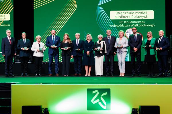 Z okazji jubileuszu 25-lecia istnienia Samorządu Województwa Wielkopolskiego w poniedziałek 5 czerwca na terenie Międzynarodowych Targów Poznańskich odbyła się uroczysta gala Dumni z Wielkopolski na którą zostali zaproszeni samorządowcy z całego regionu- kliknij aby powiększyć