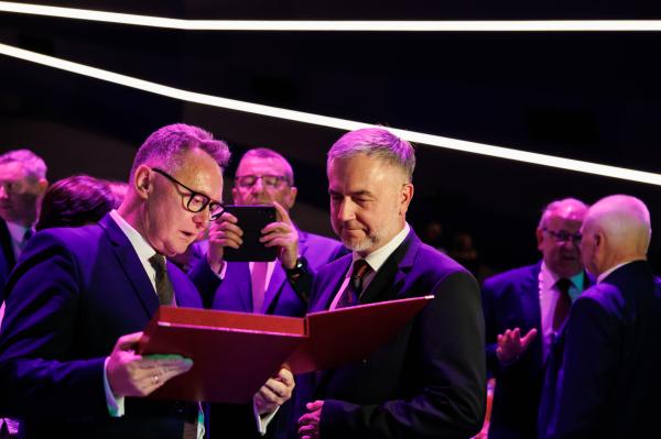 Z okazji jubileuszu 25-lecia istnienia Samorządu Województwa Wielkopolskiego w poniedziałek 5 czerwca na terenie Międzynarodowych Targów Poznańskich odbyła się uroczysta gala Dumni z Wielkopolski na którą zostali zaproszeni samorządowcy z całego regionu- kliknij aby powiększyć