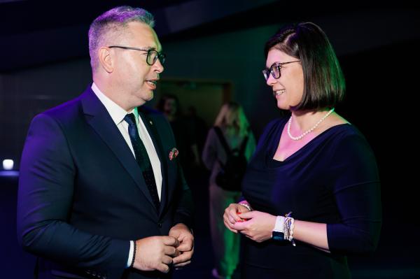 Z okazji jubileuszu 25-lecia istnienia Samorządu Województwa Wielkopolskiego w poniedziałek 5 czerwca na terenie Międzynarodowych Targów Poznańskich odbyła się uroczysta gala Dumni z Wielkopolski na którą zostali zaproszeni samorządowcy z całego regionu- kliknij aby powiększyć