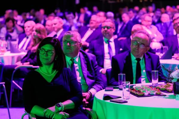 Z okazji jubileuszu 25-lecia istnienia Samorządu Województwa Wielkopolskiego w poniedziałek 5 czerwca na terenie Międzynarodowych Targów Poznańskich odbyła się uroczysta gala Dumni z Wielkopolski na którą zostali zaproszeni samorządowcy z całego regionu- kliknij aby powiększyć