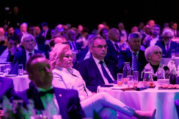 Z okazji jubileuszu 25-lecia istnienia Samorządu Województwa Wielkopolskiego w poniedziałek 5 czerwca na terenie Międzynarodowych Targów Poznańskich odbyła się uroczysta gala Dumni z Wielkopolski na którą zostali zaproszeni samorządowcy z całego regionu- kliknij aby powiększyć
