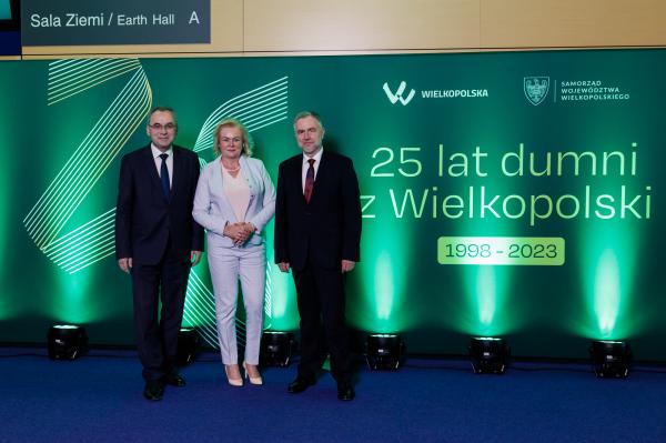 Z okazji jubileuszu 25-lecia istnienia Samorządu Województwa Wielkopolskiego w poniedziałek 5 czerwca na terenie Międzynarodowych Targów Poznańskich odbyła się uroczysta gala Dumni z Wielkopolski na którą zostali zaproszeni samorządowcy z całego regionu- kliknij aby powiększyć