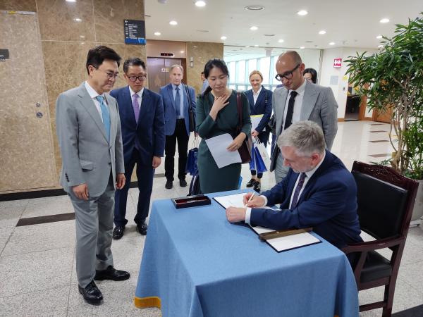W dniach 31 maja – 2 czerwca 2023 r. delegacja Województwa Wielkopolskiego pod przewodnictwem Marszałka Marka Woźniaka złożyła oficjalną wizytę w partnerskim regionie Chugcheongnam-do w Korei Południowej.- kliknij aby powiększyć
