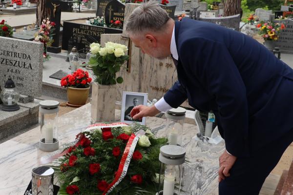Marek Woźniak Marszałek Województwa Wielkopolskiego wraz delegacją  złożył wiązankę kwiatów i zapalił znicze na grobie Stefana Mikołajczaka- kliknij aby powiększyć