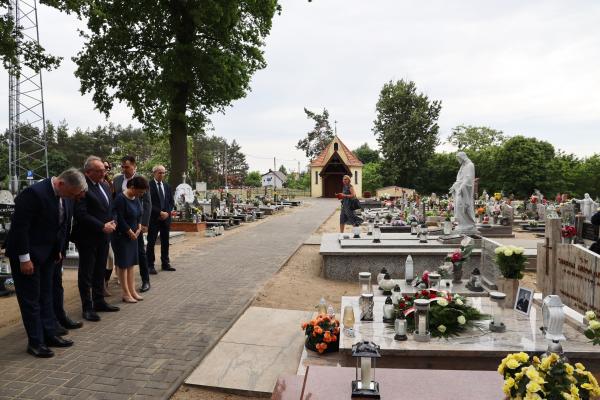 Marek Woźniak Marszałek Województwa Wielkopolskiego wraz delegacją  złożył wiązankę kwiatów i zapalił znicze na grobie Stefana Mikołajczaka- kliknij aby powiększyć