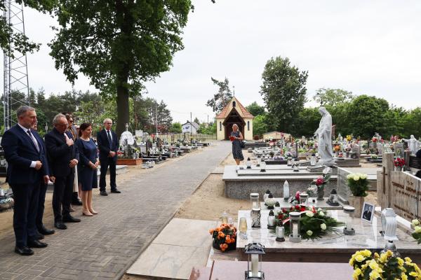 Marek Woźniak Marszałek Województwa Wielkopolskiego wraz delegacją  złożył wiązankę kwiatów i zapalił znicze na grobie Stefana Mikołajczaka- kliknij aby powiększyć