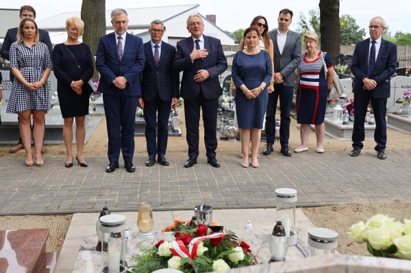 Marek Woźniak Marszałek Województwa Wielkopolskiego wraz delegacją  złożył wiązankę kwiatów i zapalił znicze na grobie Stefana Mikołajczaka- kliknij aby powiększyć