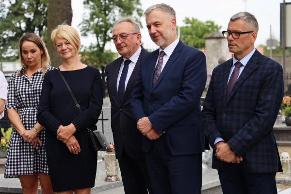 Marek Woźniak Marszałek Województwa Wielkopolskiego wraz delegacją  złożył wiązankę kwiatów i zapalił znicze na grobie Stefana Mikołajczaka- kliknij aby powiększyć
