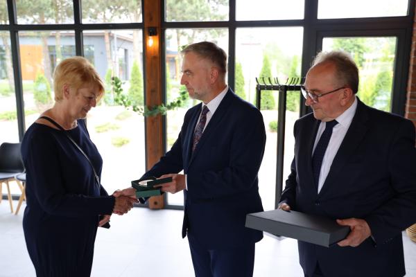 Marszałek Marek Woźniak przekazał na ręce Małżonki  śp. Stefana Mikołajczaka okolicznościowy medal z okazji 25-lecia Samorządu Województwa Wielkopolskiego Dumni z Wielkopolski oraz  pamiątkową grafikę - kliknij aby powiększyć