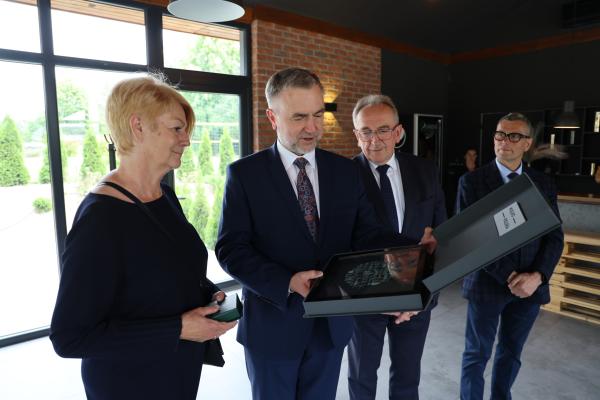 Marszałek Marek Woźniak przekazał na ręce Małżonki  śp. Stefana Mikołajczaka okolicznościowy medal z okazji 25-lecia Samorządu Województwa Wielkopolskiego Dumni z Wielkopolski oraz  pamiątkową grafikę - kliknij aby powiększyć