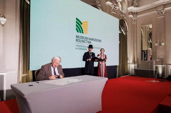 W środę 7 czerwca w Bazarze Poznańskim zainaugurowano nową inicjatywę kulturalną zrzeszającej różnorodne jednostki związane z pracą organiczną w Wielkopolsce. Szlak Pracy Organicznej będzie opowiadał historię wielkopolskiej pracy u podstaw - idei wokół której budowało się społeczeństwo obywatelskie na terenach zaboru pruskiego. - kliknij aby powiększyć