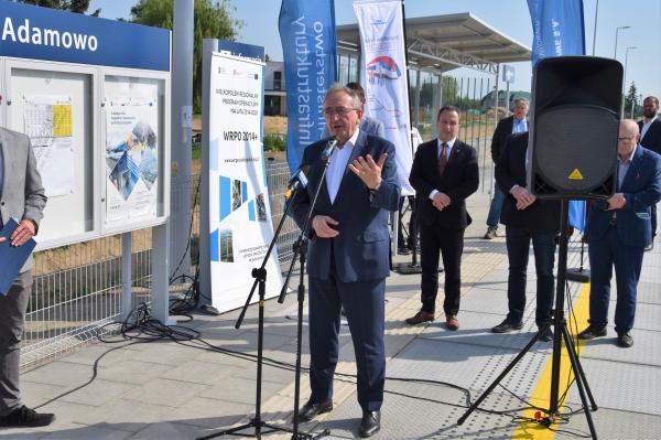 Wojciech Jankowiak Wicemarszałek Wielkopolski wziął udział w inauguracji nowego kolejowego przystanku pasażerskiego który powstał w Adamowie w ramach rewitalizacji linii kolejowej 357 na odcinku Drzymałowo-Wolsztyn.- kliknij aby powiększyć
