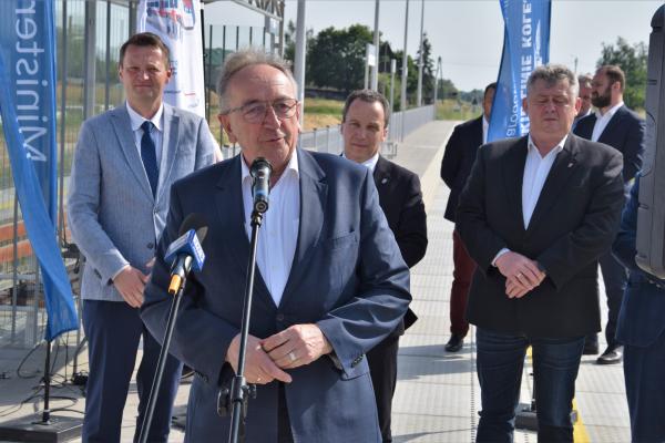 Wojciech Jankowiak Wicemarszałek Wielkopolski wziął udział w inauguracji nowego kolejowego przystanku pasażerskiego który powstał w Adamowie w ramach rewitalizacji linii kolejowej 357 na odcinku Drzymałowo-Wolsztyn.- kliknij aby powiększyć