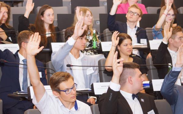 Inauguracyjna sesja Młodzieżowego Sejmiku Województwa Wielkopolskiego.- kliknij aby powiększyć